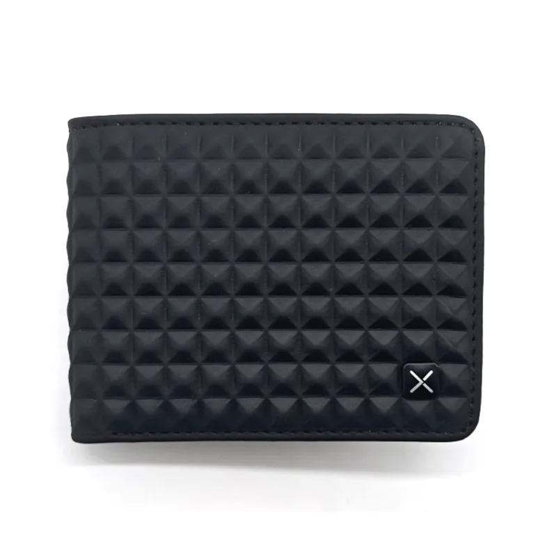 รอยแตกบนพื้นผิวของกระเป๋าสตางค์ Bifold PU ของ Pyramidal Projection สำหรับผู้ชายเป็นผลมาจากอายุที่มากขึ้นหรือการบำรุงรักษาที่ไม่เหมาะสมหรือไม่?